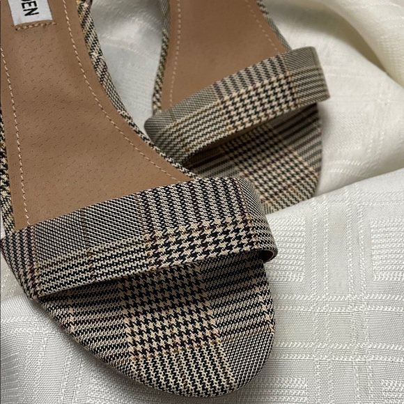 Steve Madden Checkered Block Heel Sandals - Picture 4 of 6